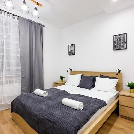 Cracow Rent Apartments - Spacious Apartments For 2-7 People In Quiet Area - Kolberga Street Nr 3 - 10 Min To Main Square By Foot Krakow Dış mekan fotoğraf
